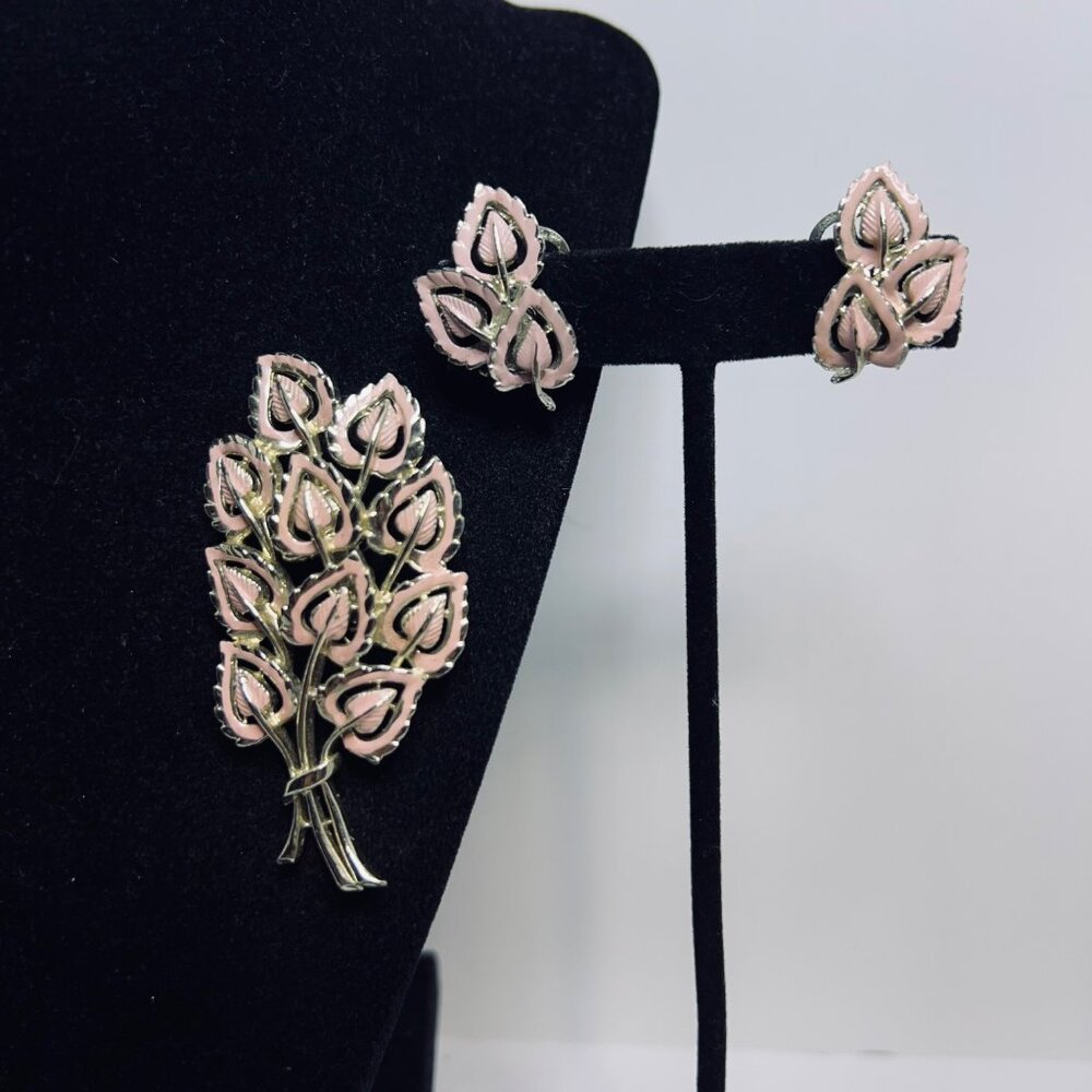 Gold Tone & Pink Enamel Bouquet Brooch W/ Matching Clip On Earrings Set (5750) - Picture 2 of 10